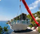 Grutage d'une piscine coque au-dessus d'une villa